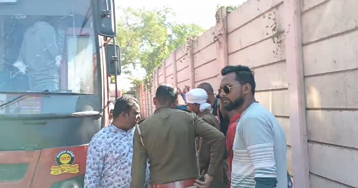 चलती बस में पथराव