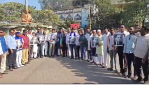 लातूर में कांग्रेस कमेटी ने अमित शाह के खिलाफ प्रदर्शन किया