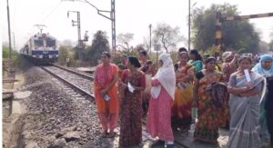 स्थानीय निवासियों ने ट्रेन रोक दी।
