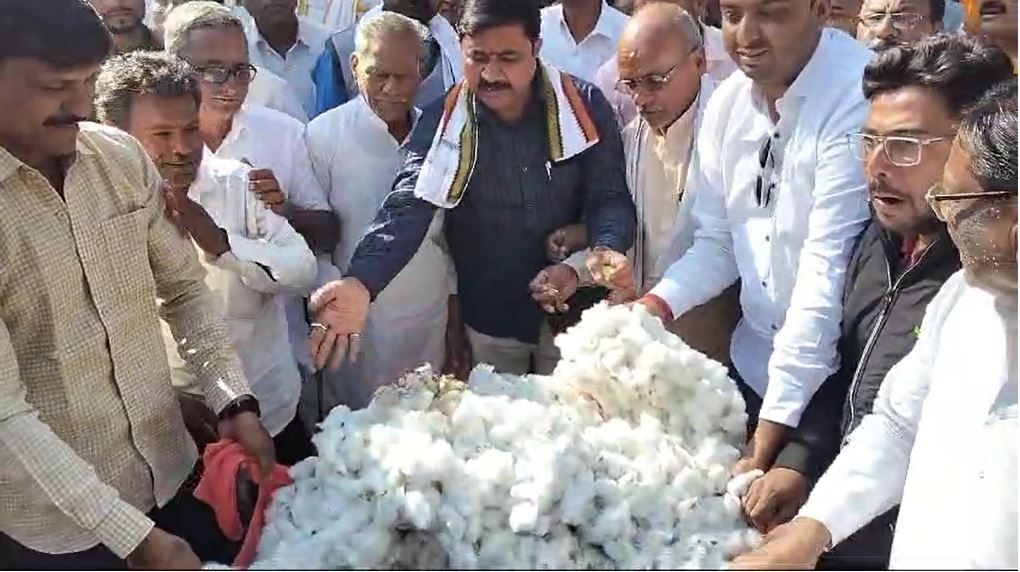 जलाकर और सोयाबीन सड़क पर फेंककर सरकार का विरोध"