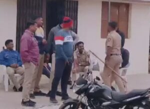 गांववालों को EVM पर शक था हुआ तो खुद ही बैलट पेपर पर वोट देकर काउंटिंग करने का तय किया