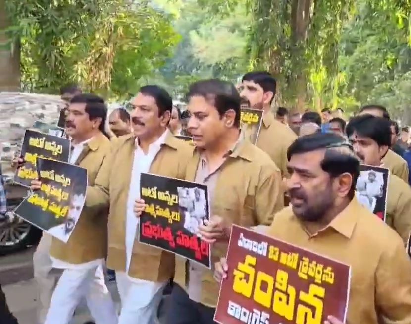 बीआरएस विधायक और एमएलसी बुधवार को ऑटो चालकों की वर्दी पहनकर विधानसभा आए। केटीआर ऑटो चलाकर विधानसभा गए.