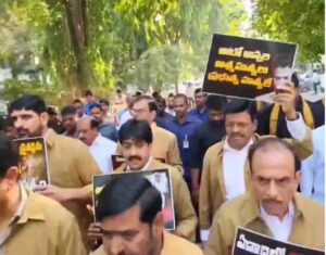 न्याय की मांग करने के लिए काली शर्ट और हाथों में बेदी पहनकर विधानसभा में आए