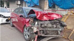 एक्ट्रेस उर्मिला कानेटकर की कार ने दो मजदूरों को टक्कर मार दी।