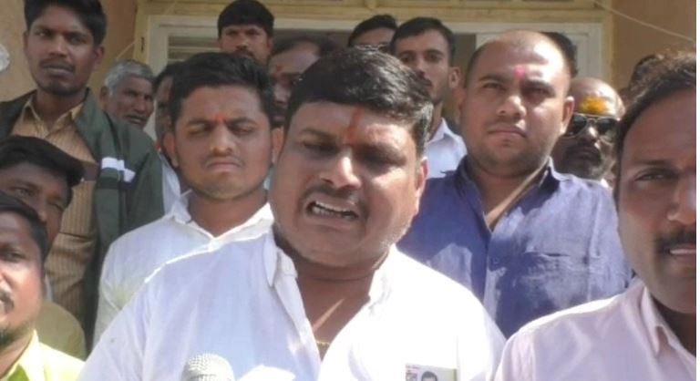 महायुती सरकार, अजित पवार के खिलाफ नारेबाजी.