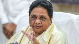 उद्धव ने कहा देखिए हिम्मत कितनी बढ़ गई है
उद्धव ने अमित शाह के बयान पर प्रतिक्रिया देते हुए कहा कि नेहरू के बाद अब ये लोग आंबेडकर पर हमला कर रहे हैं। आप सोचिए कि इनकी हिम्मत कितनी बढ़ गई है। उन्होंने इस दौरान आरपीआई लीडर रामदास आठवले को भी चैलेंज किया और कहा कि यदि उनमें दम है तो एनडीए से निकल जाएं। उन्होंने कहा कि हम देखेंगे कि भाजपा के साथ चल रहे नीतीश कुमार और चंद्रबाबू नायडू का क्या रिएक्शन इस पर रहेगा। यही नहीं उन्होंने एकनाथ शिंदे और अजित पवार से भी आलोचना करने की अपील की।