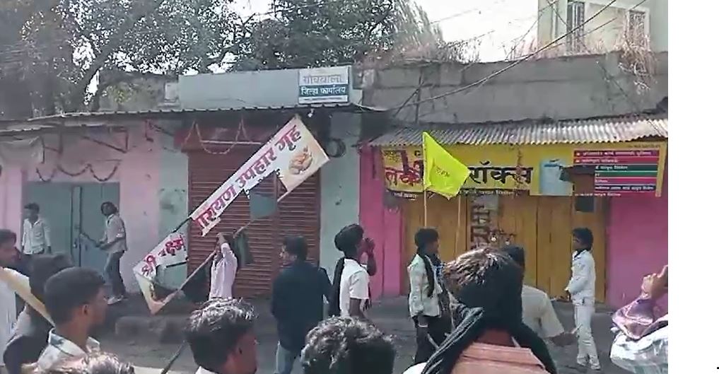 परभणी शहर में कल की घटना को लेकर कुछ जगहों पर सड़क जाम की गई तो कुछ जगहों पर तोड़फोड़