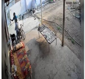 बहू ने ससुर को चप्पल से पीटा