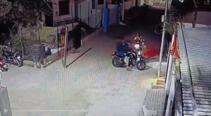 राह चलती महिलाओं की चैन खींचने वाला गिराेह सक्रिय, देखें वीडियो कैसे हो रही वारदात 
