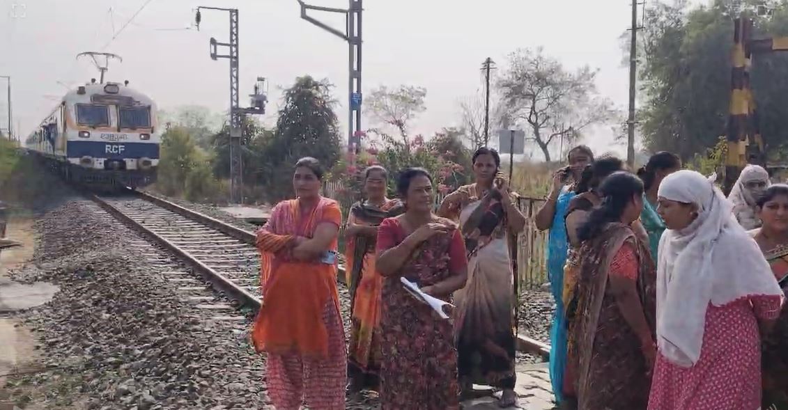 वैकल्पिक मार्ग नहीं होने से परेशान लाेगों ने ट्रेन रोकी