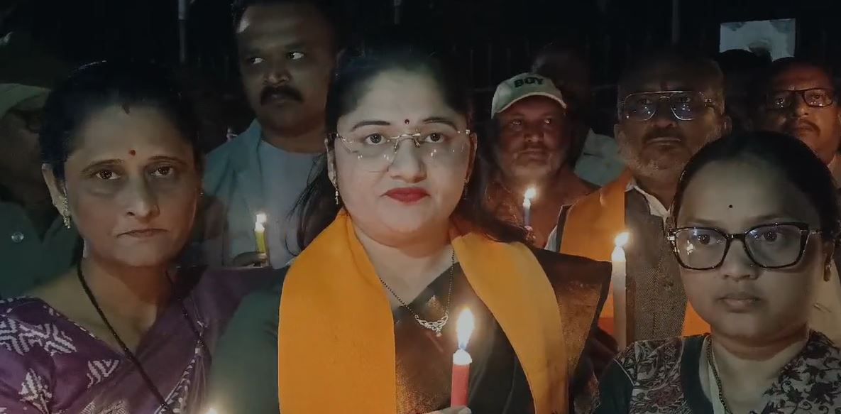 बीड और परभणी घटना के विरोध में शिवसेना का कैंडल मार्च, महाराष्ट्र को बिहार बनाने का आरोप