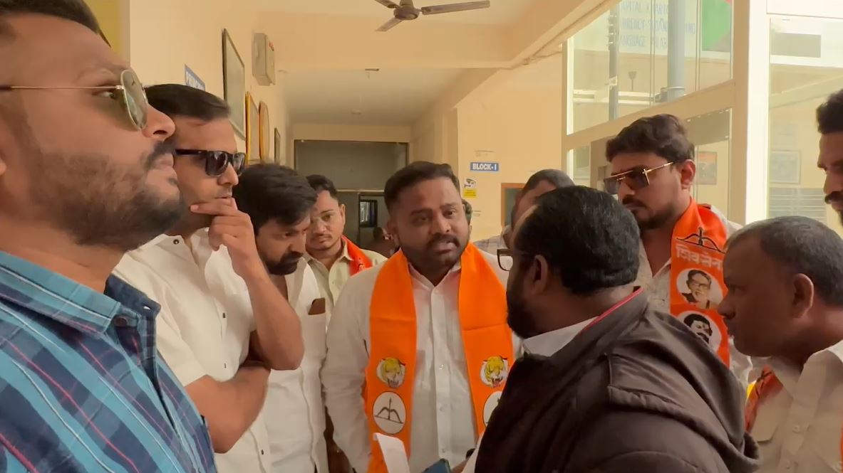 छात्रों को ठंड में सुबह-सुबह स्कूल लगाने पर स्कूल प्रिंसिपल का घेराव