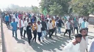 परभणी शहर में कल की घटना को लेकर कुछ जगहों पर सड़क जाम की गई तो कुछ जगहों पर तोड़फोड़