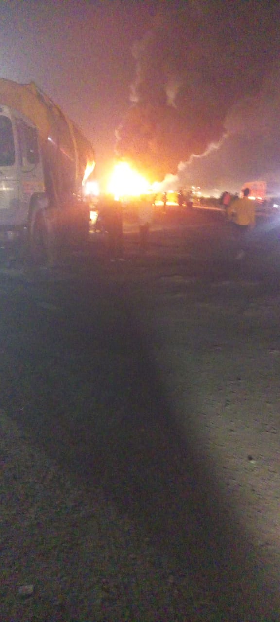 हाईवे पर दौड़ती शिवशाही बस में लगी आग यात्रियों में दहशत