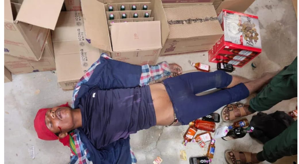 शराब की दुकान में चोरी करने आया चोर, पहले माल पैक किया, फिर इतनी शराब पी कि दुकान में ही सो गया