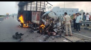 टक्कर के वक्त वैन में फंसा क्लीनर बाहर न निकल पाने के कारण जिंदा जल गया।