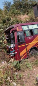 फोर्ट रायगढ़ जा रही बस रायगढ़ पुनाडे घाट पर दुर्घटनाग्रस्त हो गई